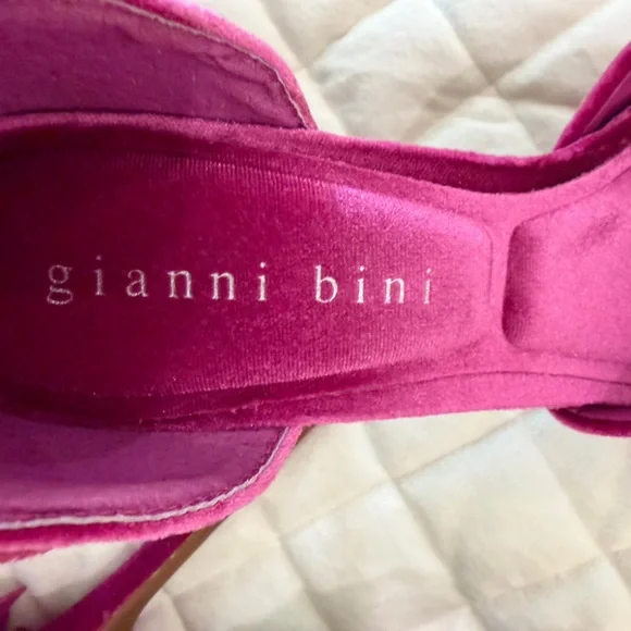 NEW Gianni Bini Karmello Velvet Flower Ankle Strap
Platform Dress Sandals - Picture 6 of 9